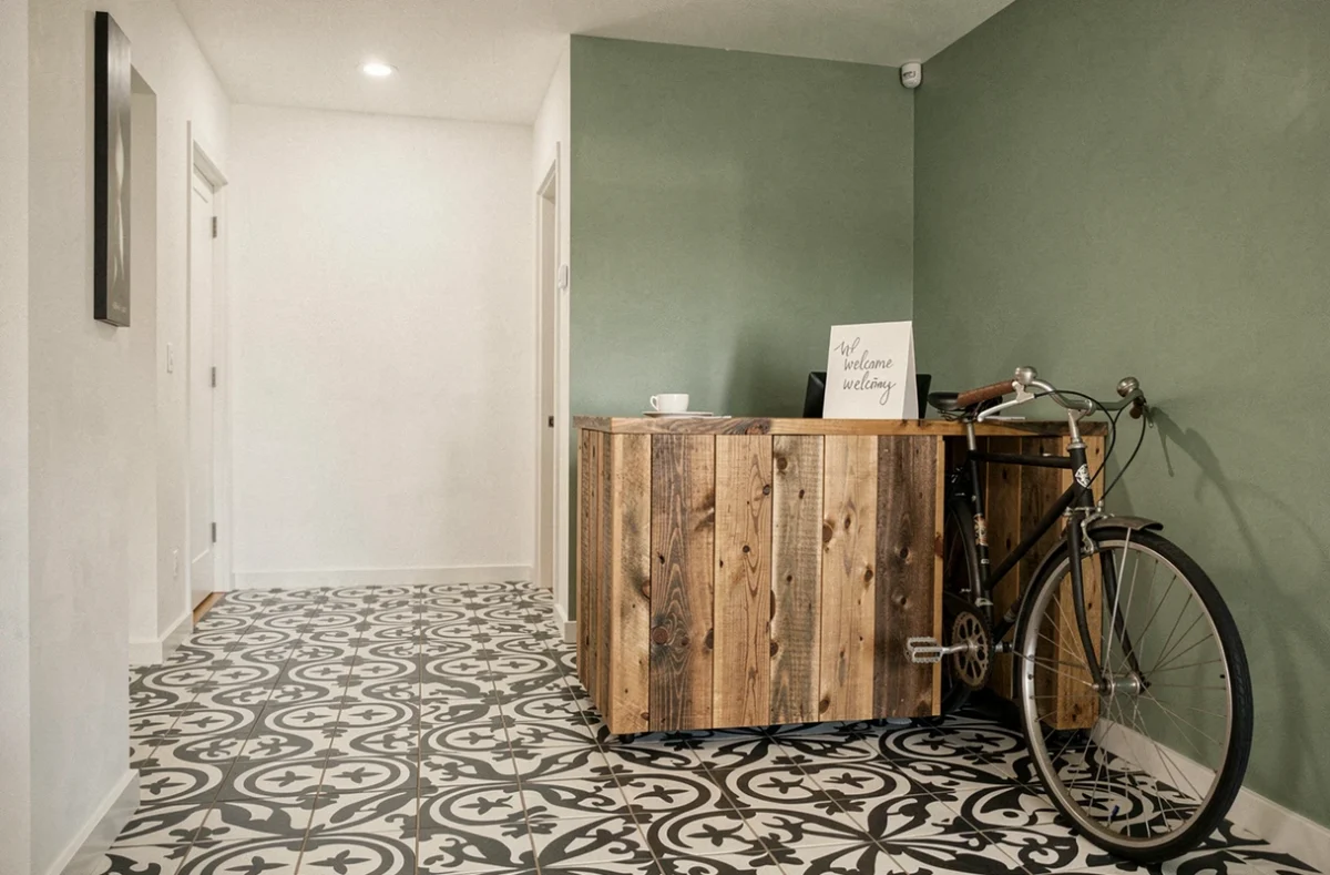 Hall d'entrée contemporain de Bonjour Guesthouse avec carrelage géométrique, bureau en bois brut et vélo vintage
