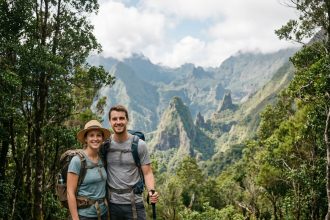 Jeune couple souriant en randonnée à Mafate Réunion