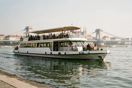 Bateau de croisière fluviale naviguant sur le Danube devant le Parlement de Budapest