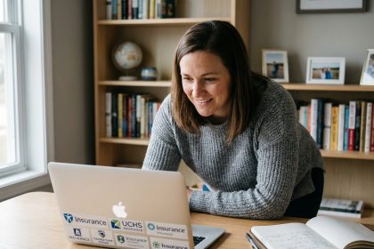 Femme comparant des options d'assurance dans son bureau