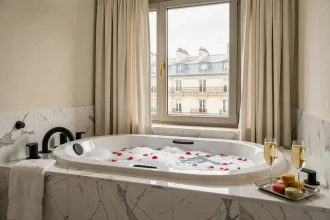 Chambre d'hôtel de luxe à Paris avec jacuzzi privatif et vue sur les toits haussmanniens