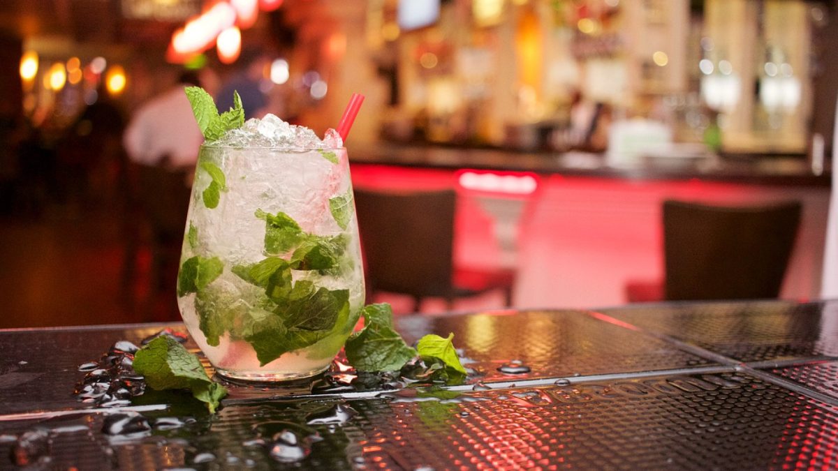 Le mojito dans la culture populaire : un cocktail à la mode en vacances !