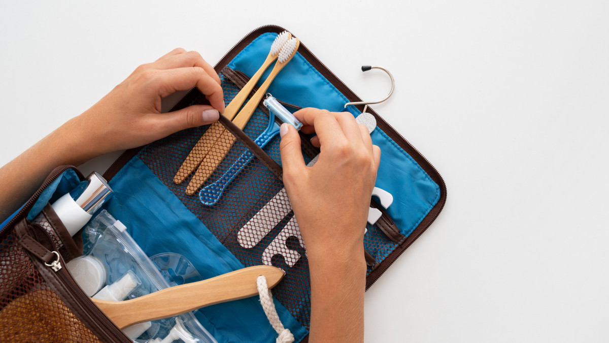 une trousse de voyage organisée pour une femme