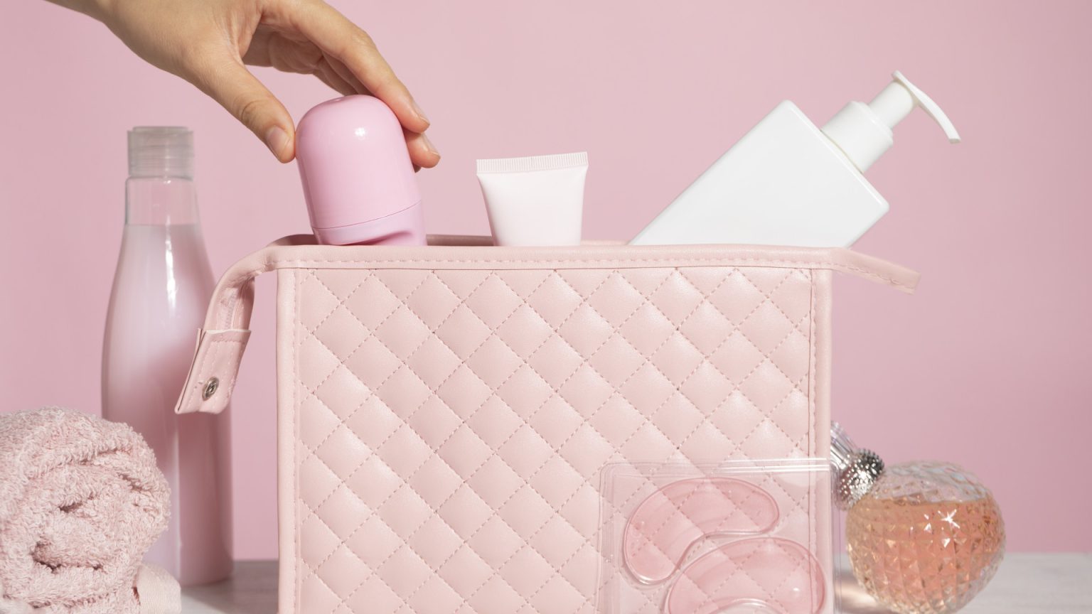 Voyage : comment préparer une trousse de toilette femme efficace ?