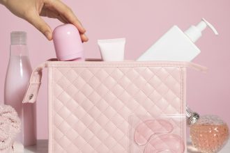 Voyage : comment préparer une trousse de toilette femme efficace ?