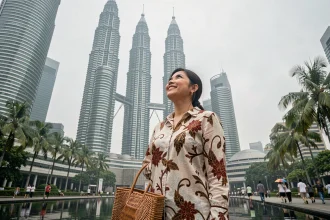 Voyageuse admirant les Tours Petronas à Kuala Lumpur, capitale de la Malaisie